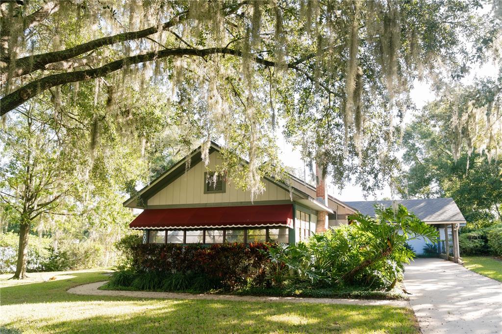 a view of a house with a yard