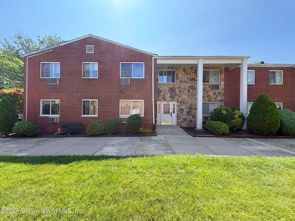 $319,000 | 1284 Rockland Avenue, Unit 1C | New Springville