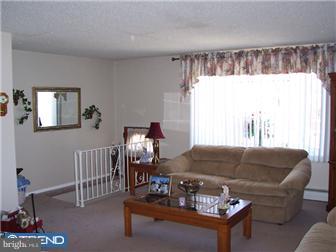 3840 Salina Road Philadelphia, PA 19154 - Photo 6 of 12 Living Room