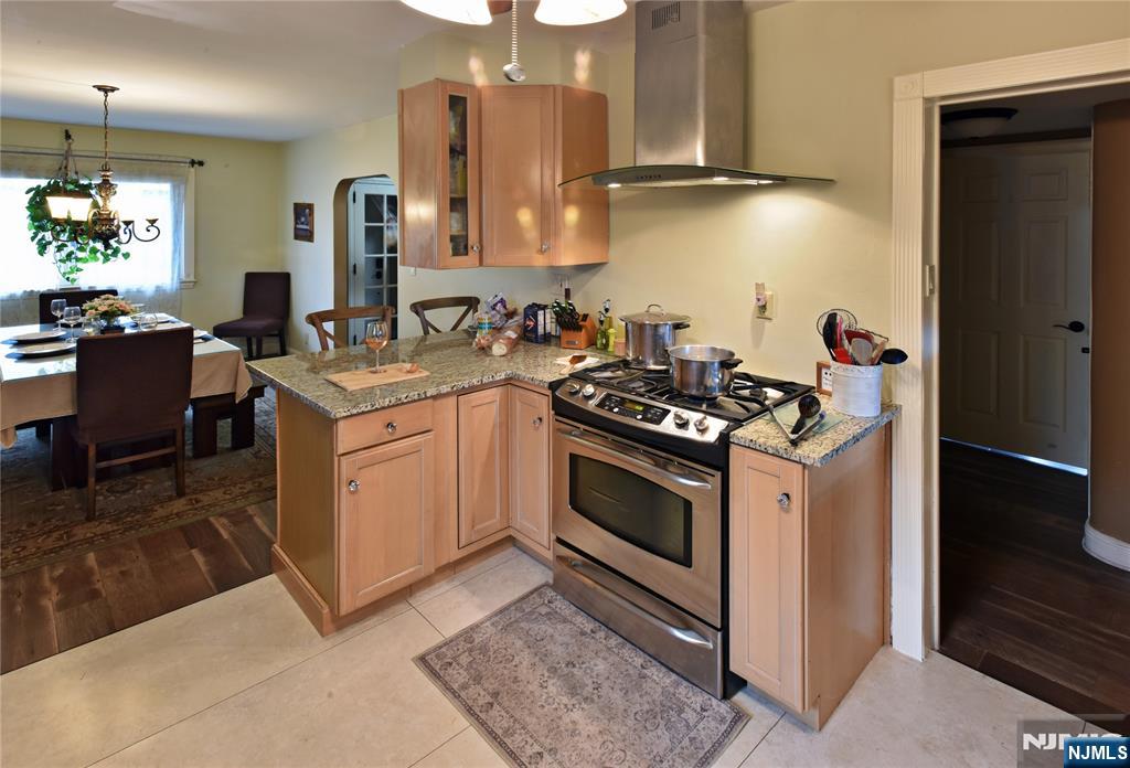 585 Monroe Place Ridgefield, NJ 07657 - Photo 10 of 28