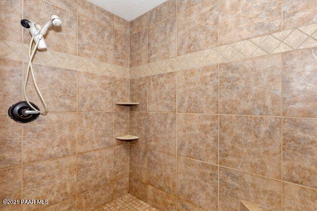 23450 North Ropers Lane Paulden, AZ 86334 - Photo 23 of 29 026_Master Shower
