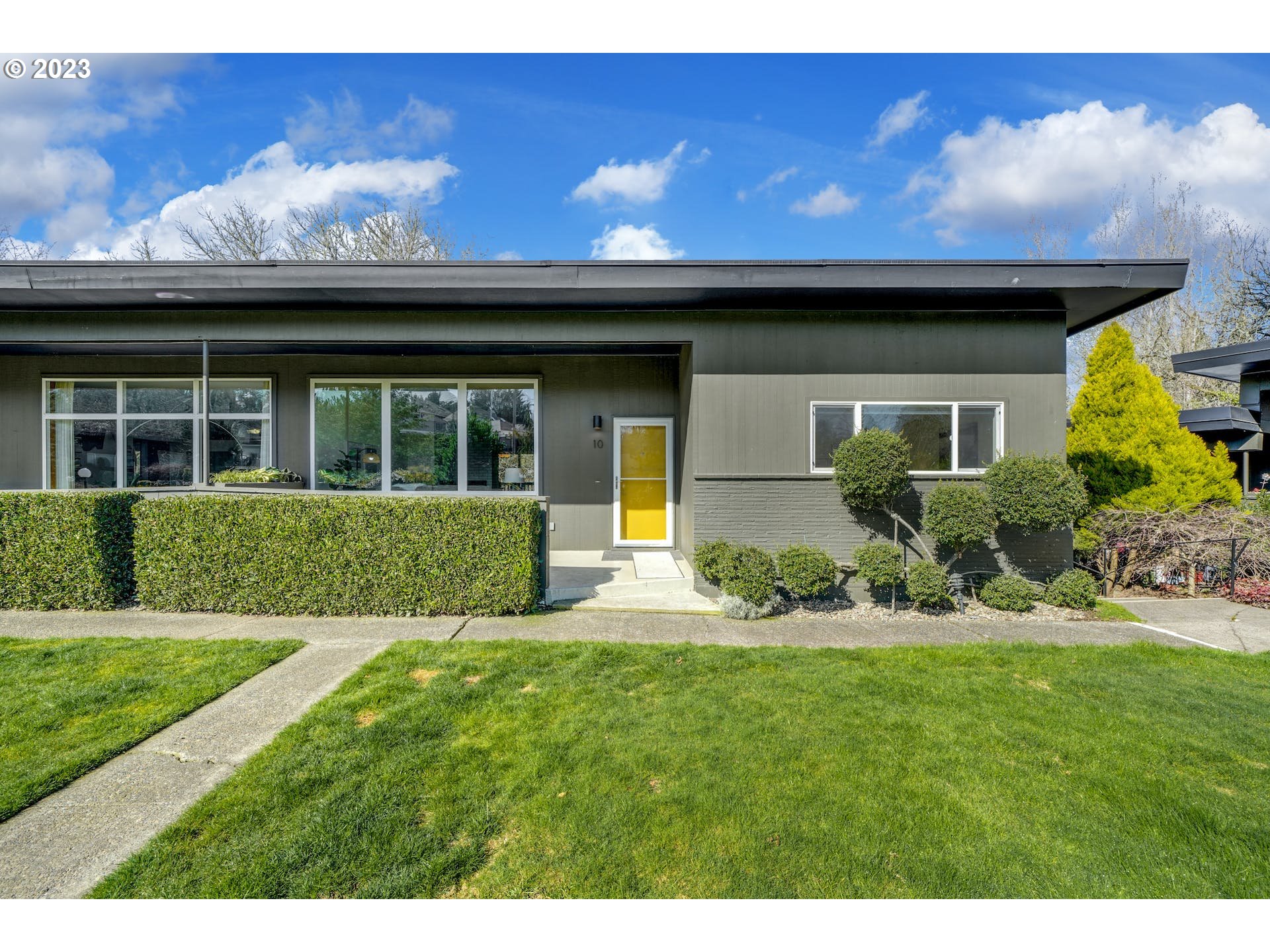 a view of a house with a yard and plants
