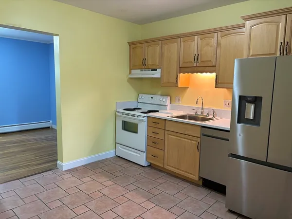 $2,500 | 249 County Street, Unit 2, Attleboro, MA 02703