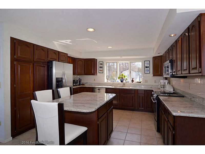 11 Brookwood Road Bristol, RI 02809 - Photo 8 of 25 Kitchen.
