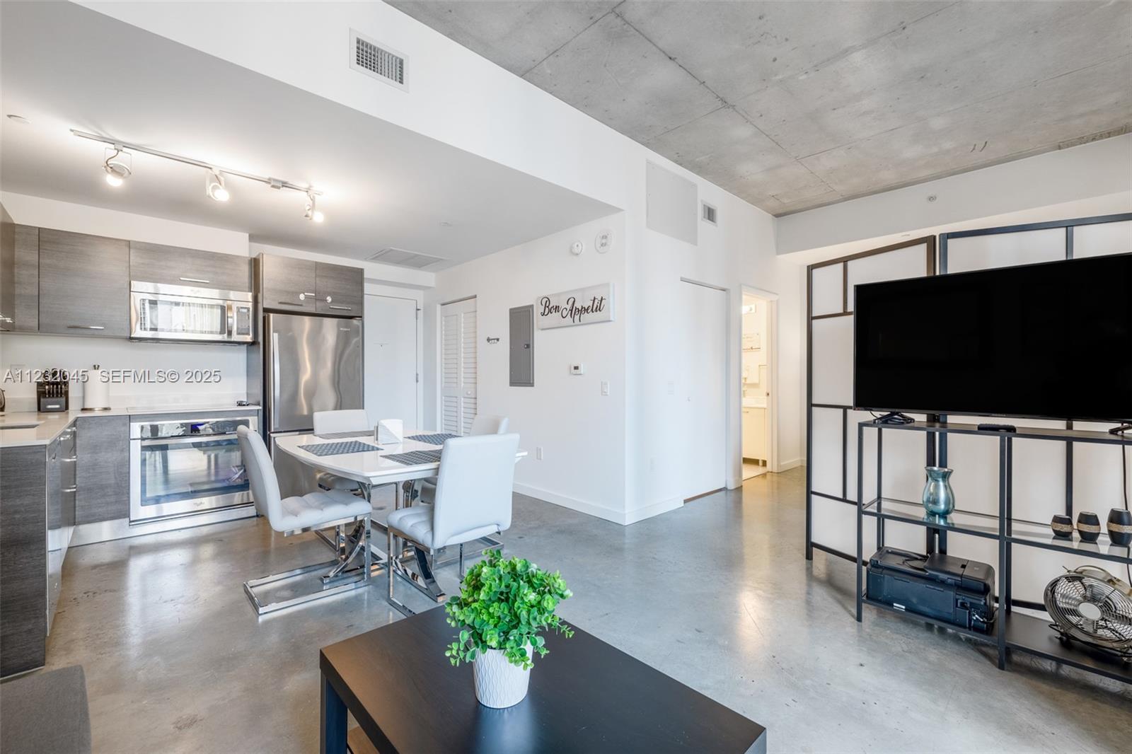 151 Southeast 1st Street, Unit 809 Miami, FL 33131 - Photo 10 of 45