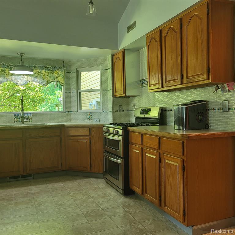 14848 Sharrard Road Allenton, MI 48002 - Photo 13 of 56