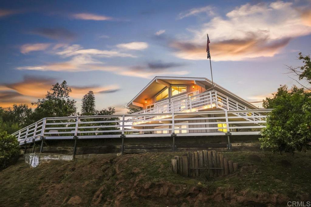 a view of a houses with a backyard