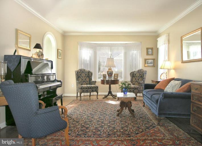 1565 Regatta Lane Reston, VA 20194 - Photo 6 of 30 Living Room