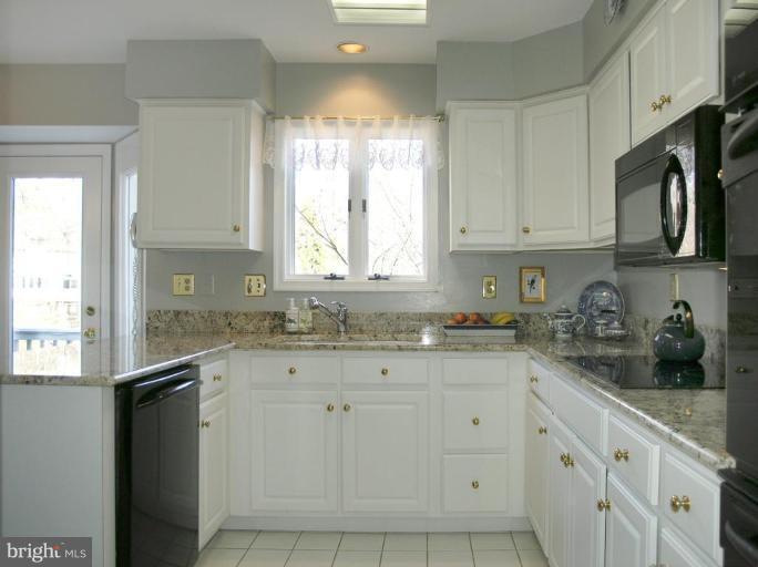 1565 Regatta Lane Reston, VA 20194 - Photo 9 of 30 Kitchen