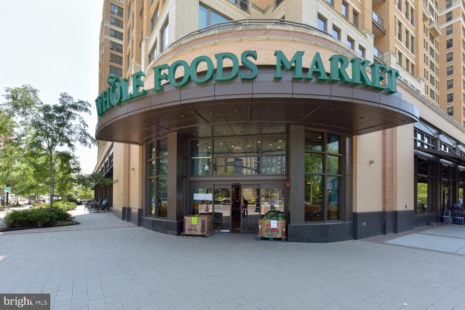 2823 24th Road South Arlington, VA 22206 - Photo 46 of 97 a view of a building with a table and chairs