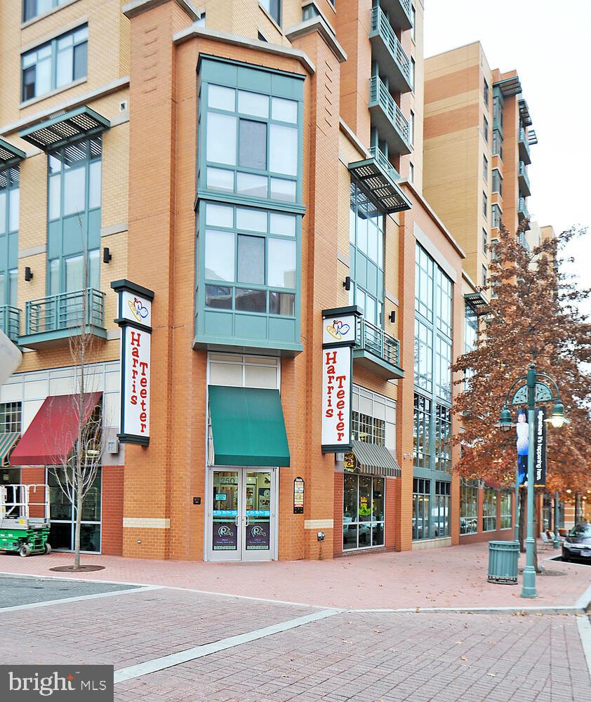 2823 24th Road South Arlington, VA 22206 - Photo 71 of 97 a view of a building with a street