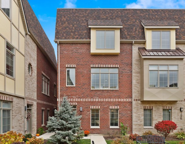 1027 Walnut Way Oak Park, IL 60302 - Photo 2 of 35 a front view of a building