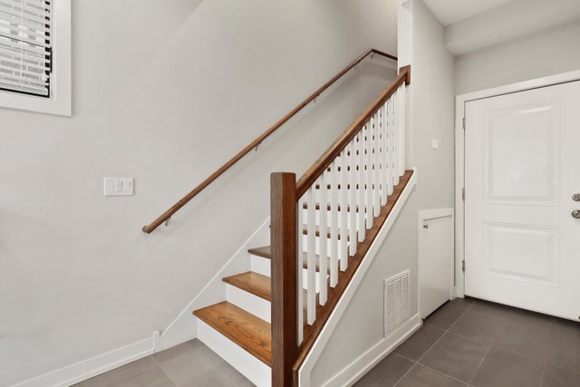 1027 Walnut Way Oak Park, IL 60302 - Photo 6 of 35 a view of entryway