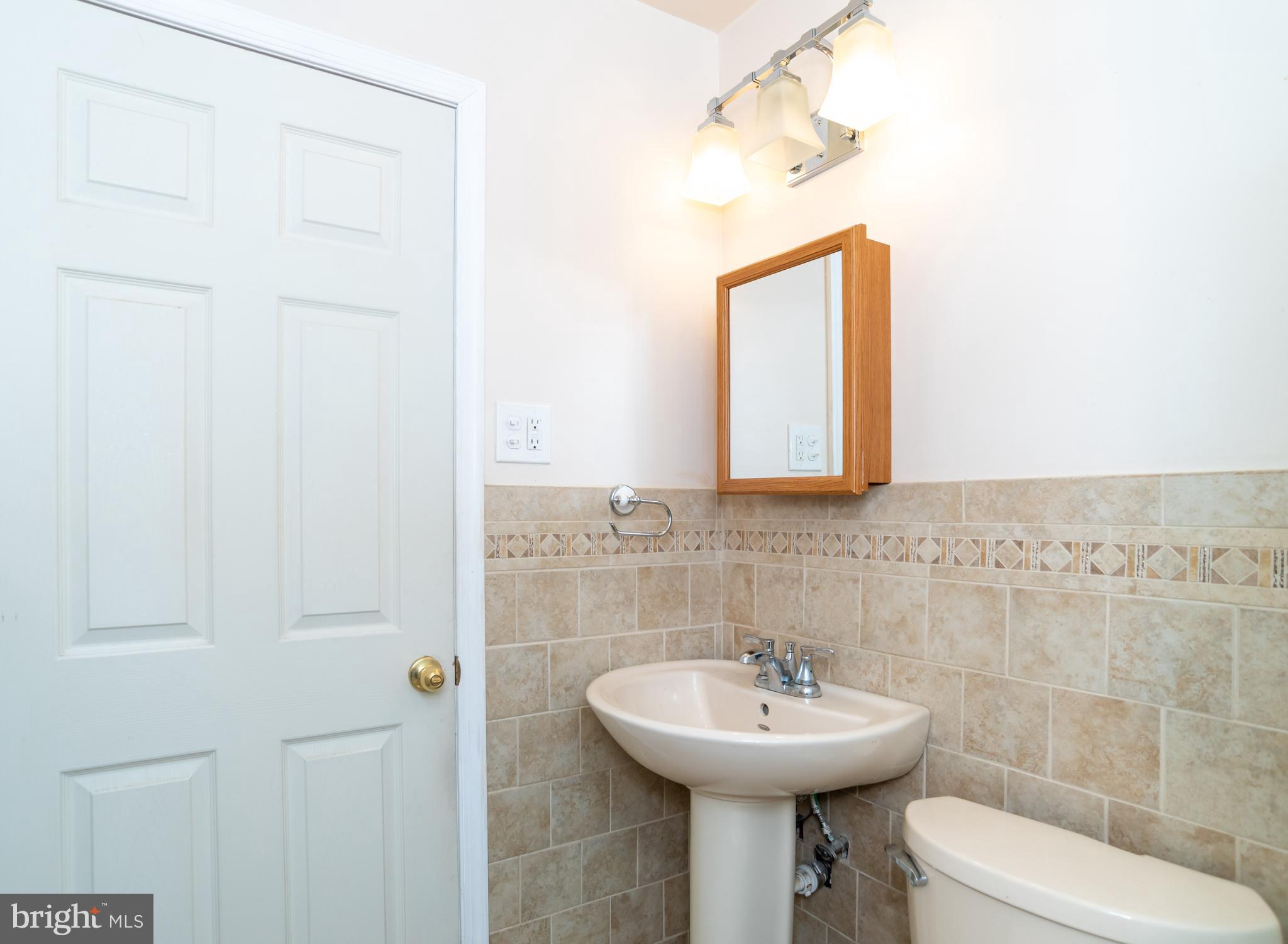 11 Canna Road Levittown, PA 19057 - Photo 20 of 34 Main level full bathroom