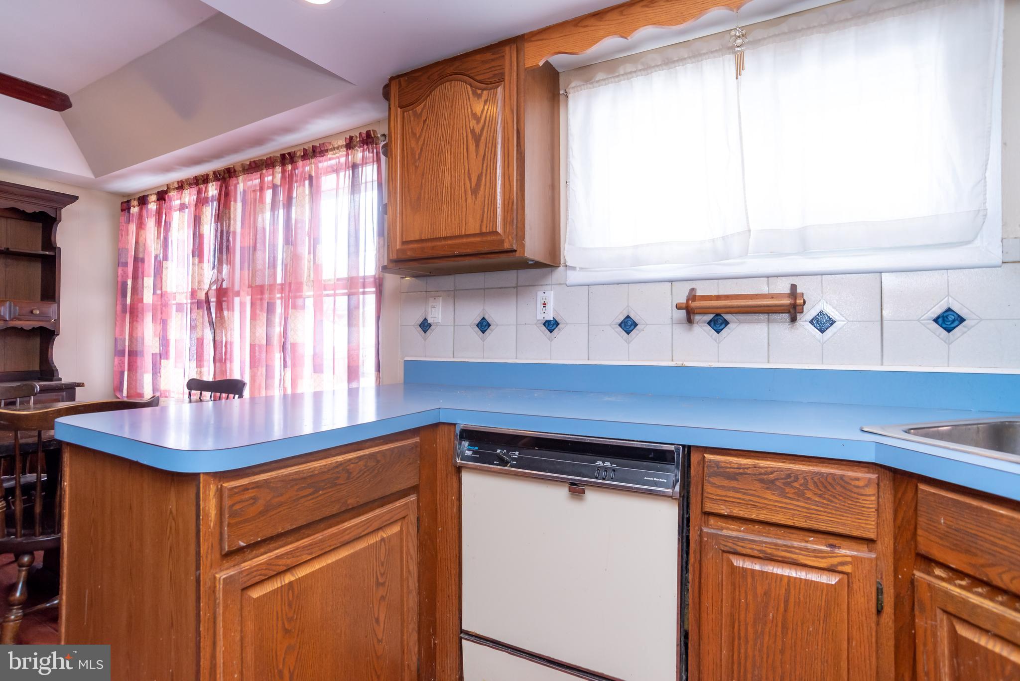 11 Canna Road Levittown, PA 19057 - Photo 8 of 34 Eat-in Kitchen