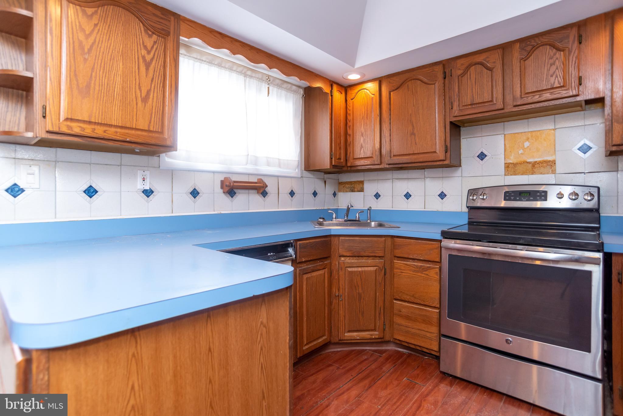 11 Canna Road Levittown, PA 19057 - Photo 10 of 34 Eat-in Kitchen