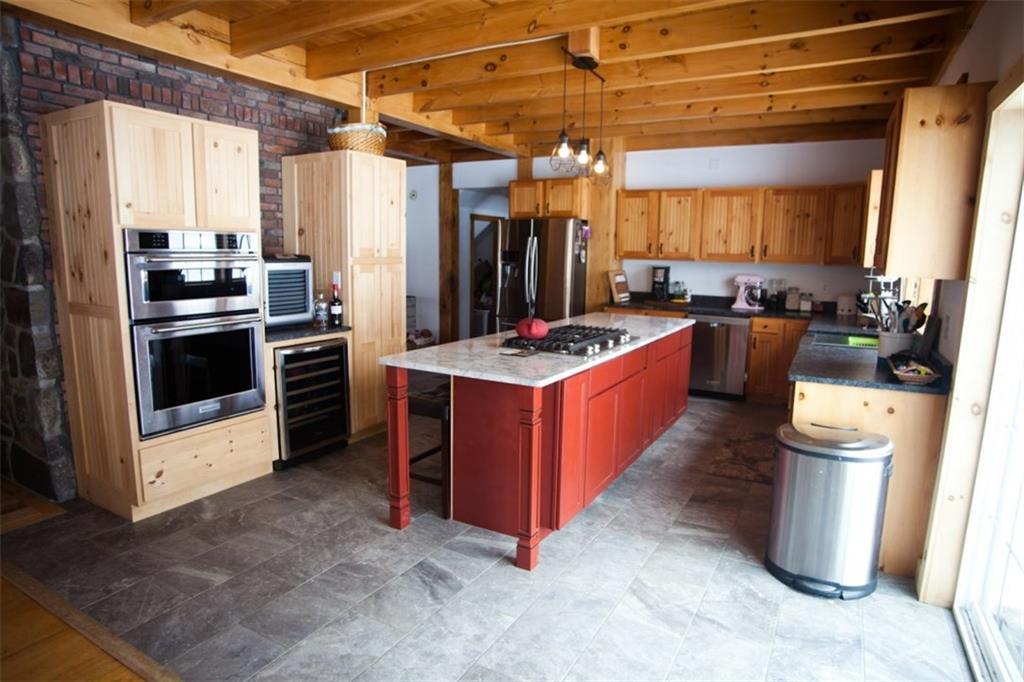 9.5' island with quartz counter top