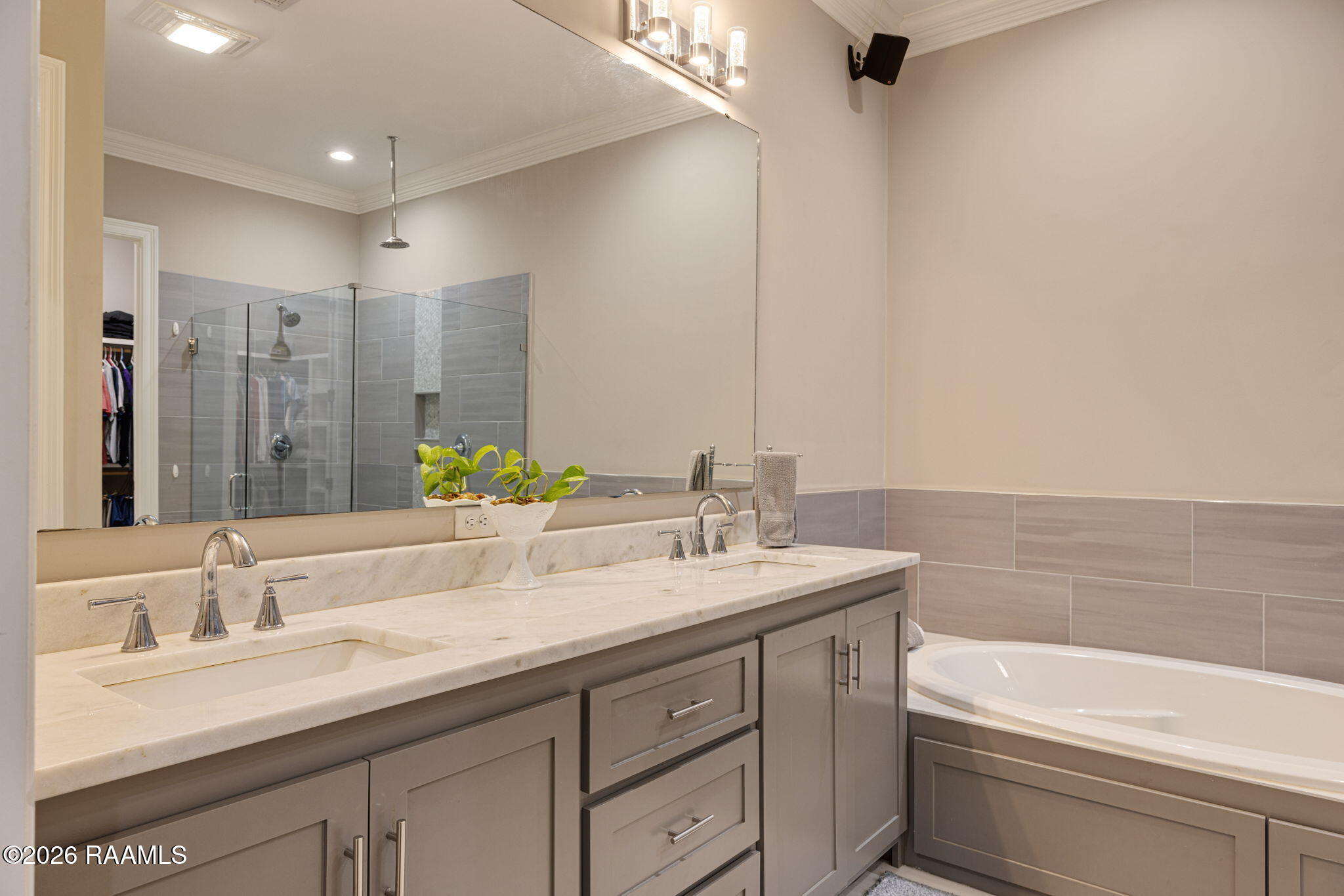 204 Redfern Street Lafayette, LA 70508 - Photo 12 of 22 Primary Bath