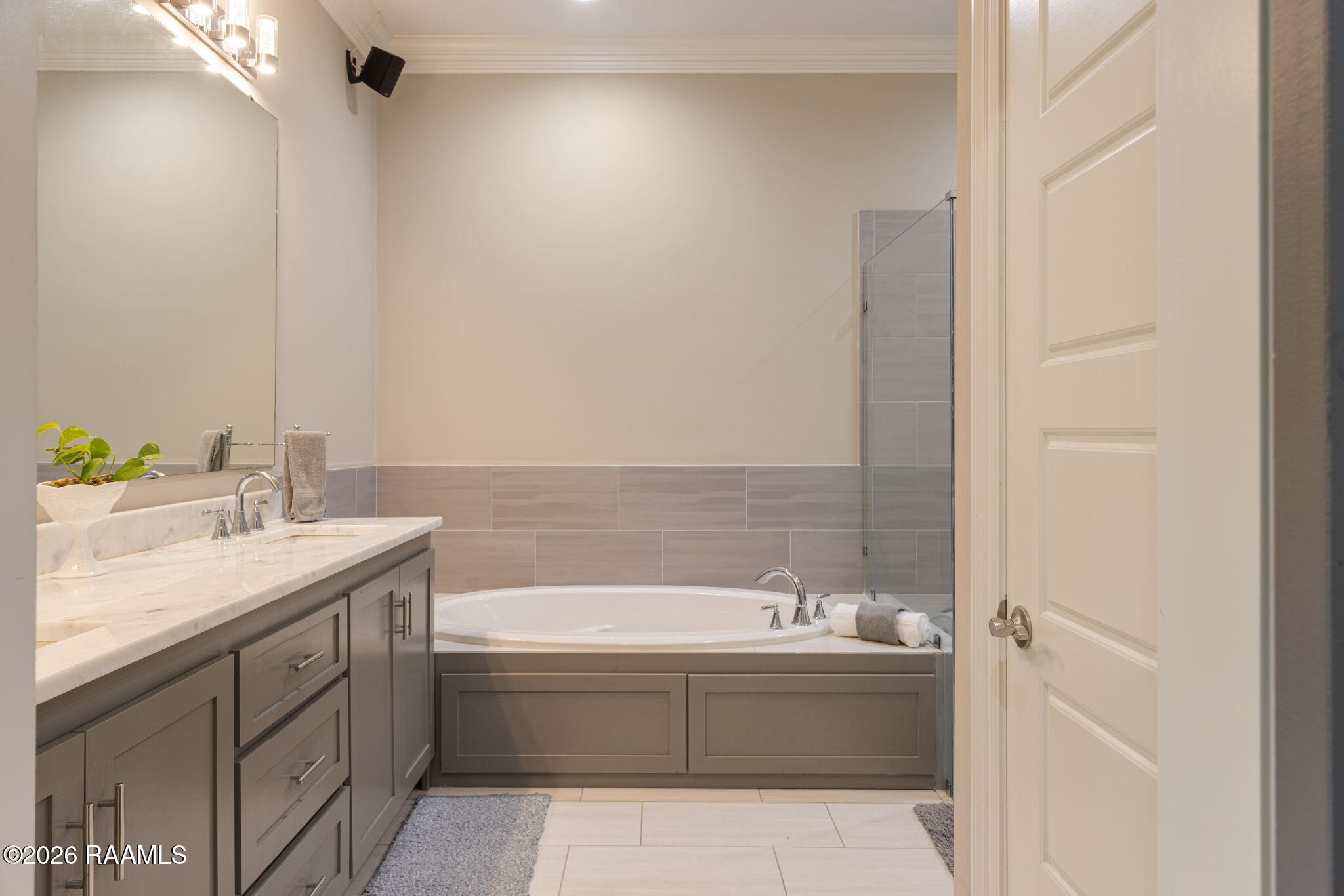 204 Redfern Street Lafayette, LA 70508 - Photo 13 of 22 Primary Bath