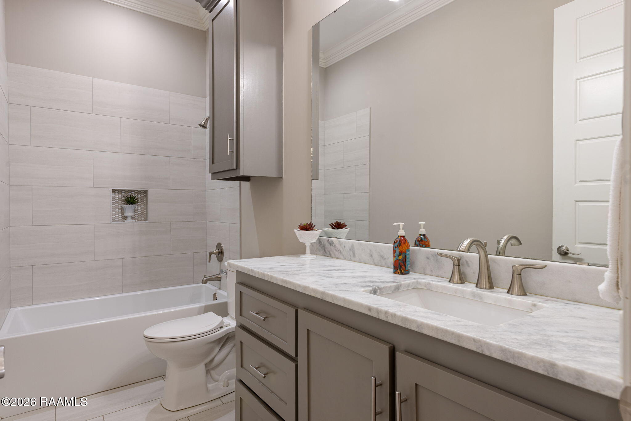 204 Redfern Street Lafayette, LA 70508 - Photo 17 of 22 Guest Bath