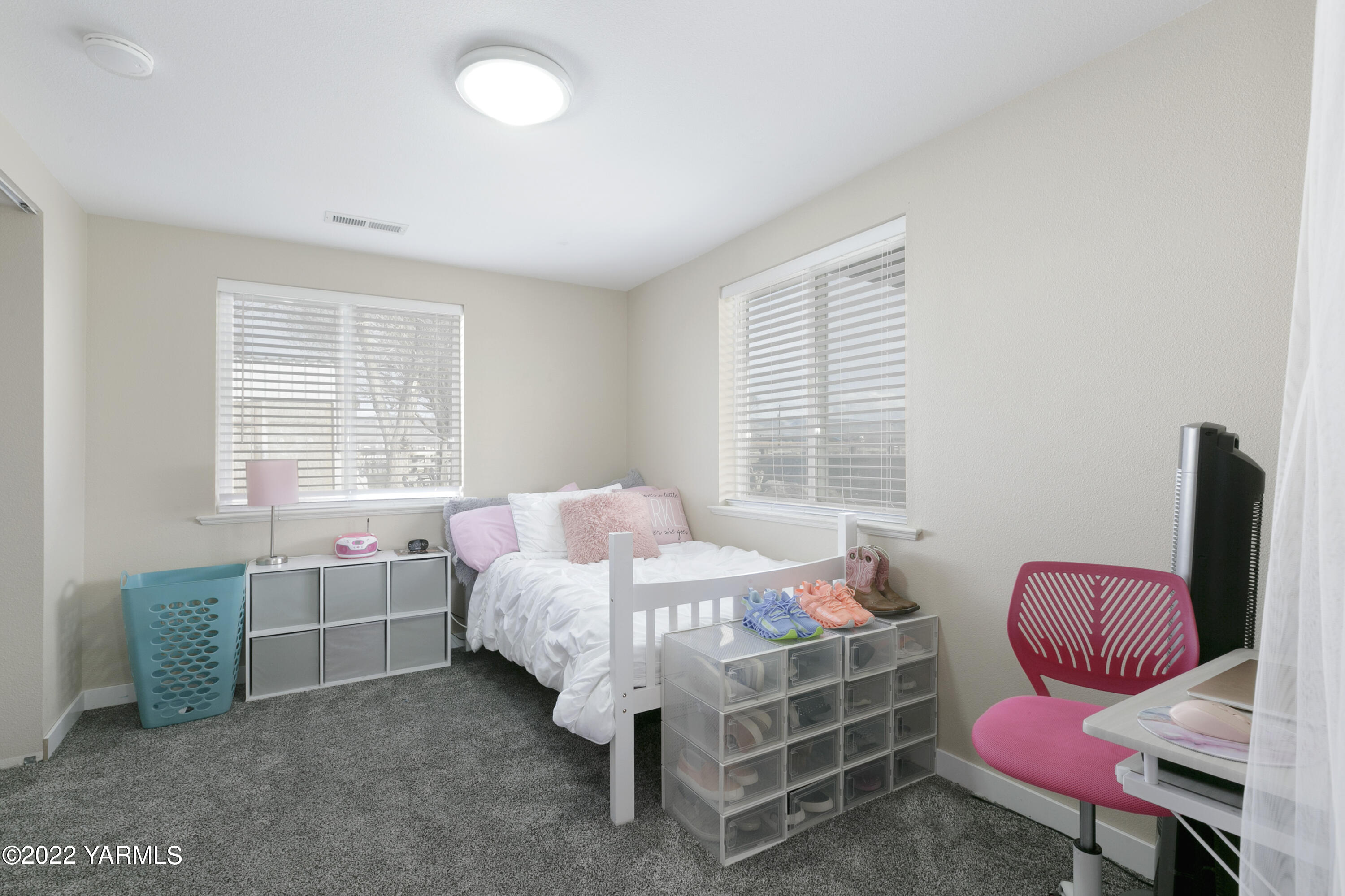 7501 Bell Road Moxee, WA 98936 - Photo 11 of 18 a bedroom with a bed and a window