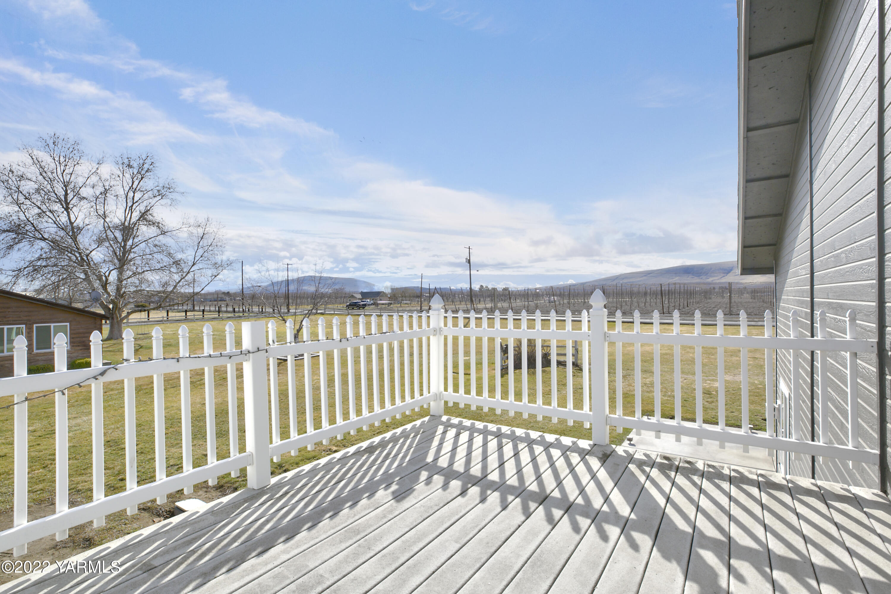 7501 Bell Road Moxee, WA 98936 - Photo 15 of 18 a view of a wooden balcony with wooden floor