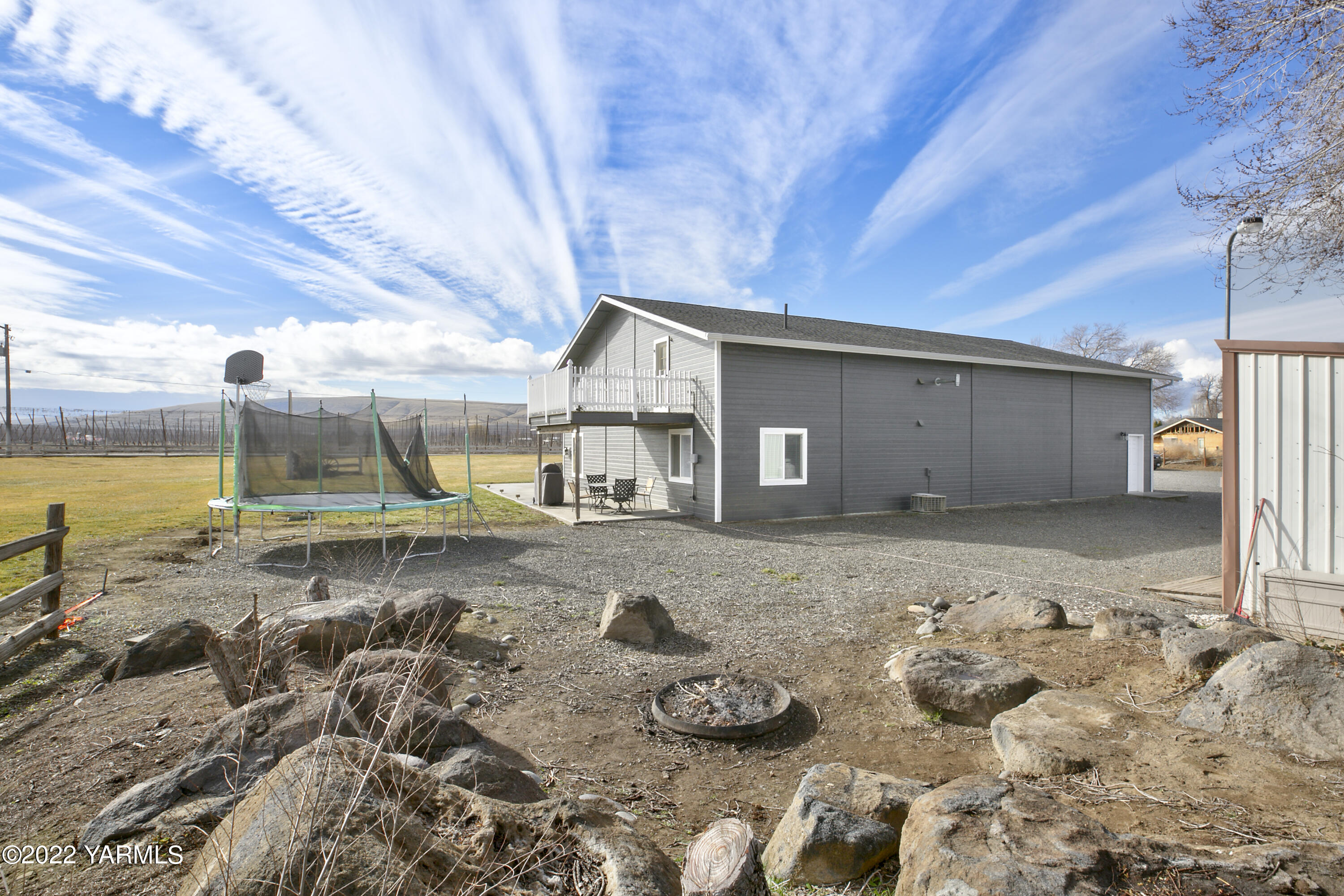7501 Bell Road Moxee, WA 98936 - Photo 16 of 18 a view of a backyard of the house