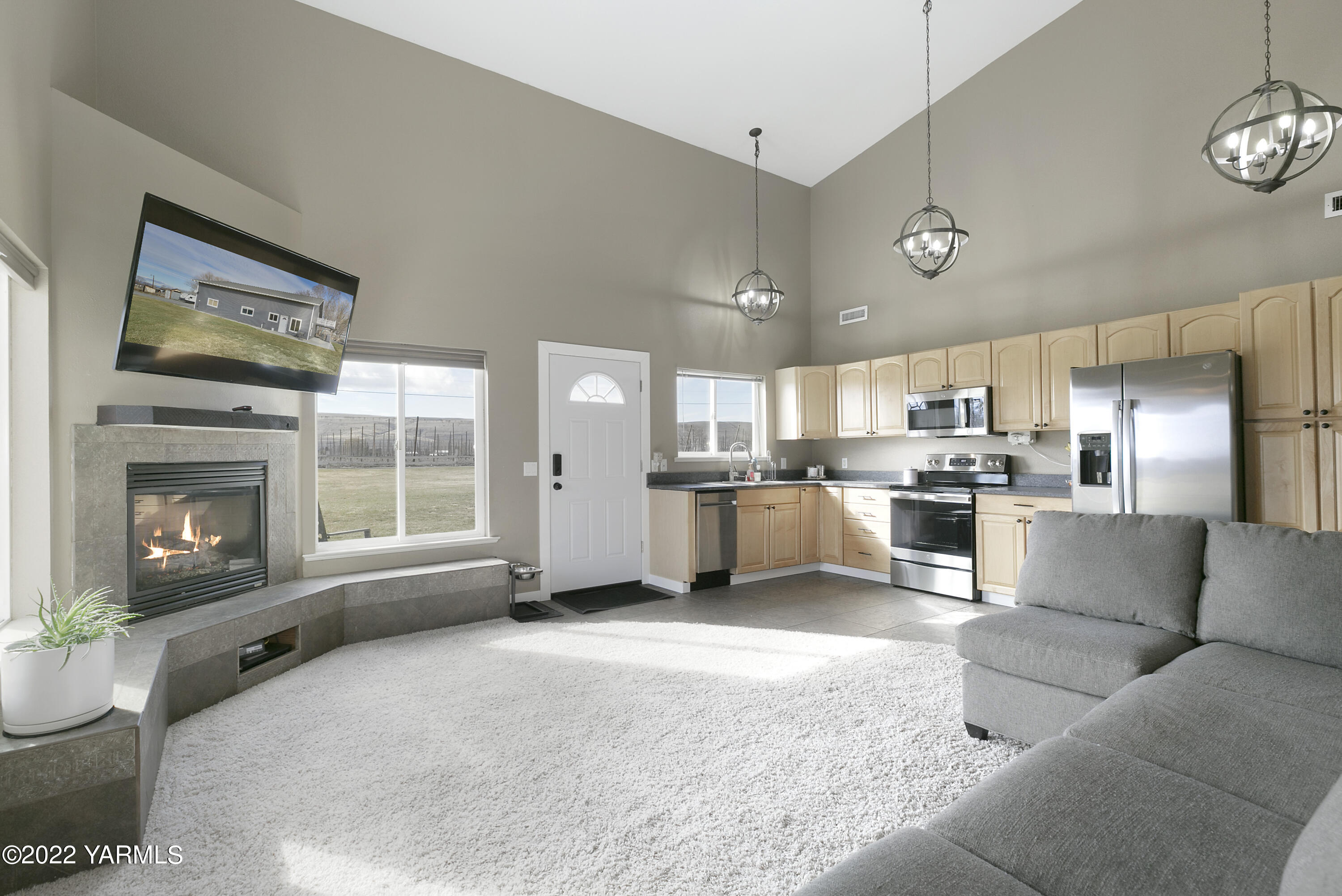 7501 Bell Road Moxee, WA 98936 - Photo 2 of 18 a living room with furniture and a fireplace