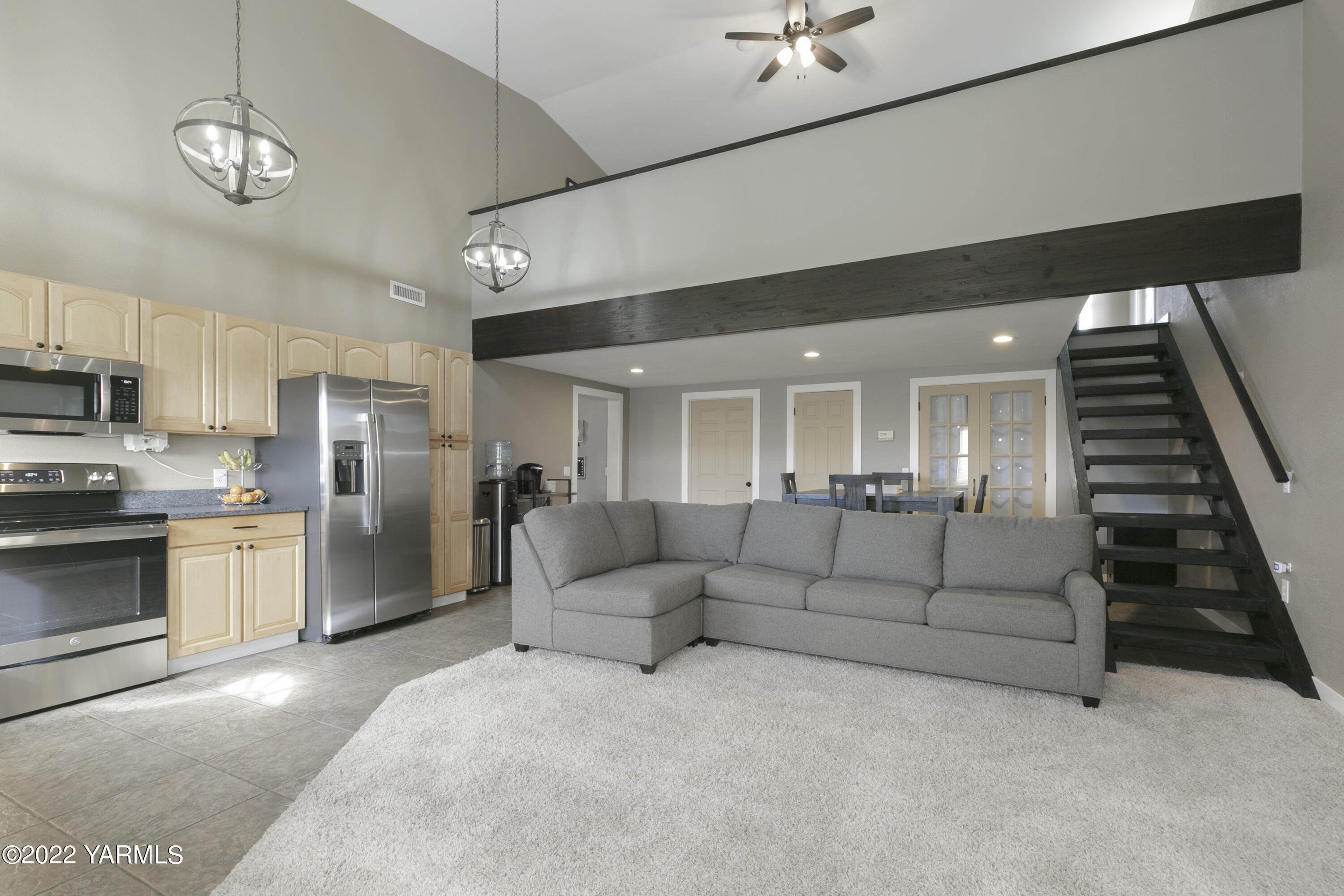7501 Bell Road Moxee, WA 98936 - Photo 4 of 18 a living room with furniture and kitchen view
