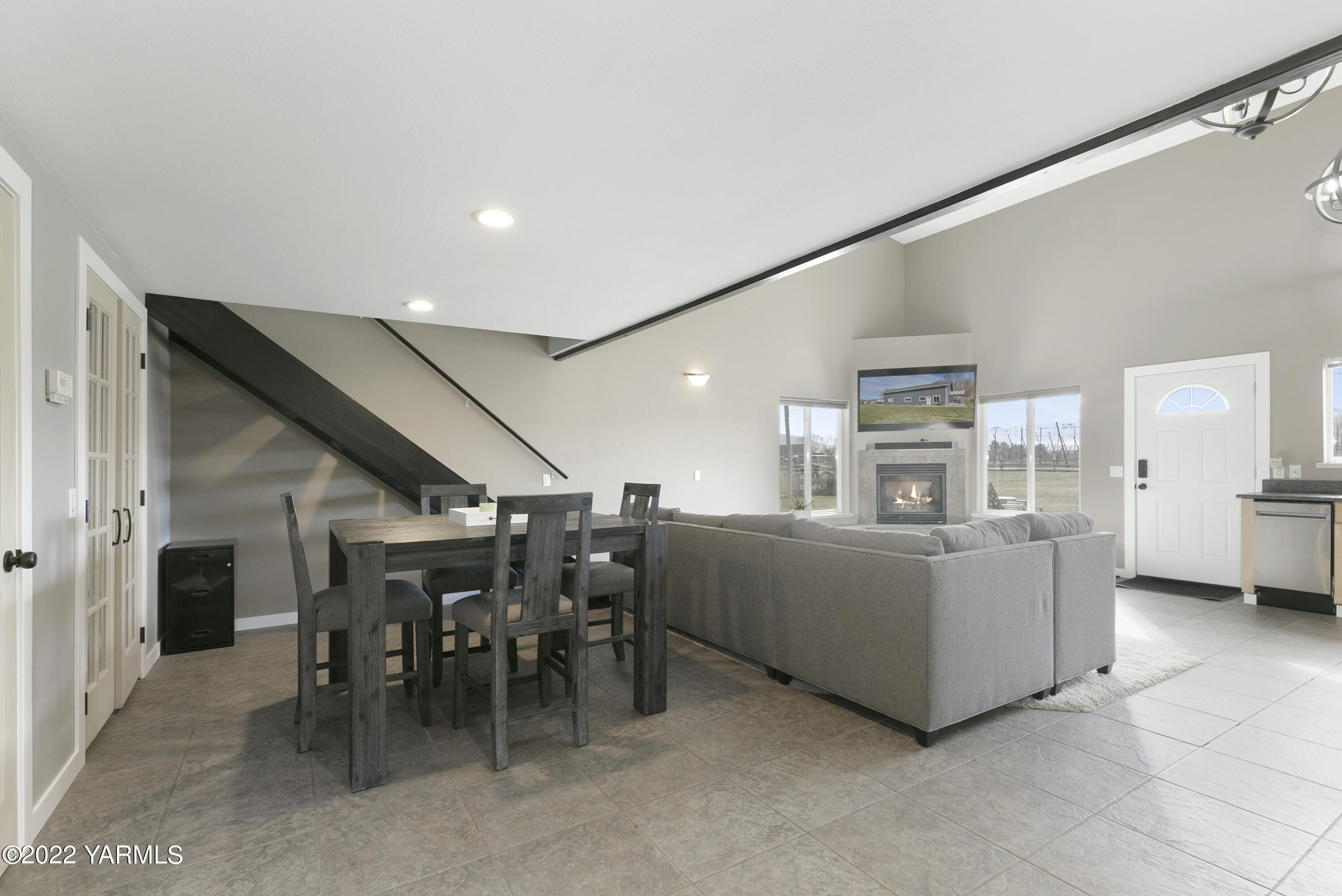 7501 Bell Road Moxee, WA 98936 - Photo 5 of 18 a living room with furniture and kitchen view