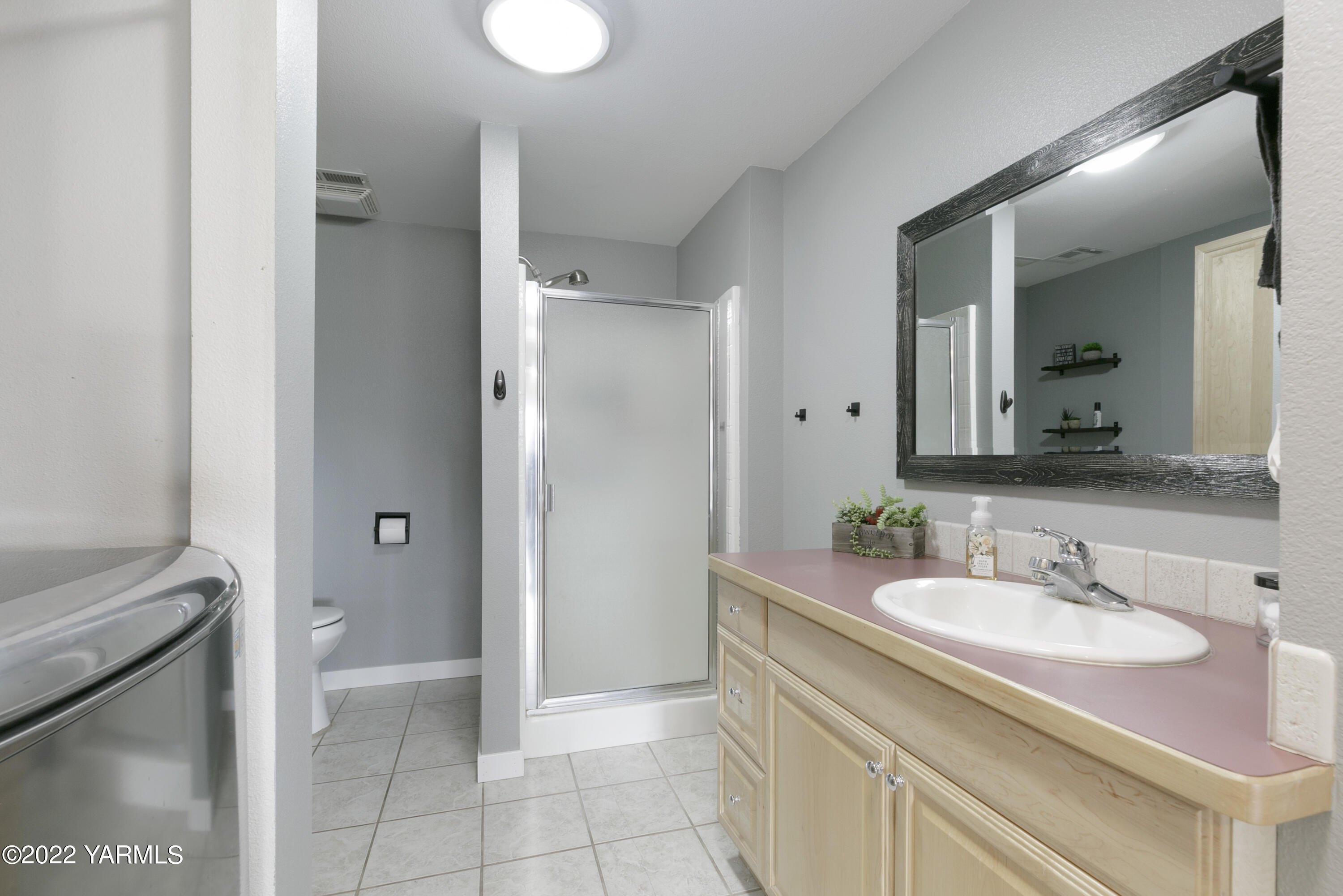 7501 Bell Road Moxee, WA 98936 - Photo 7 of 18 a bathroom with a sink and a mirror