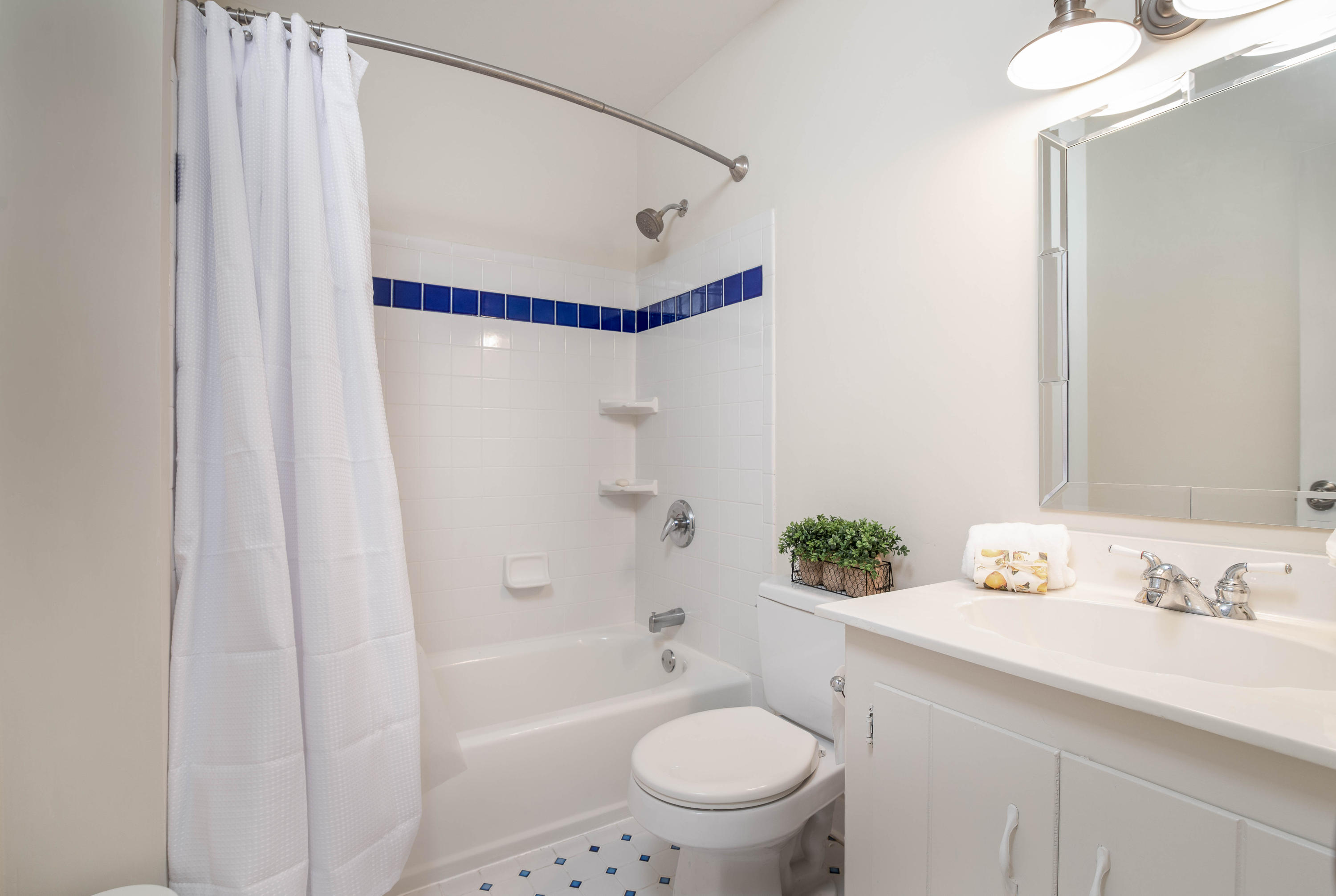 1589 Longview Road Mount Pleasant, SC 29464 - Photo 14 of 21 Hall bathroom