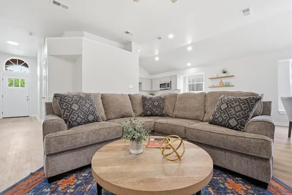 $329,950 | 809 Mr Haney Drive, Midlothian, TX 76065