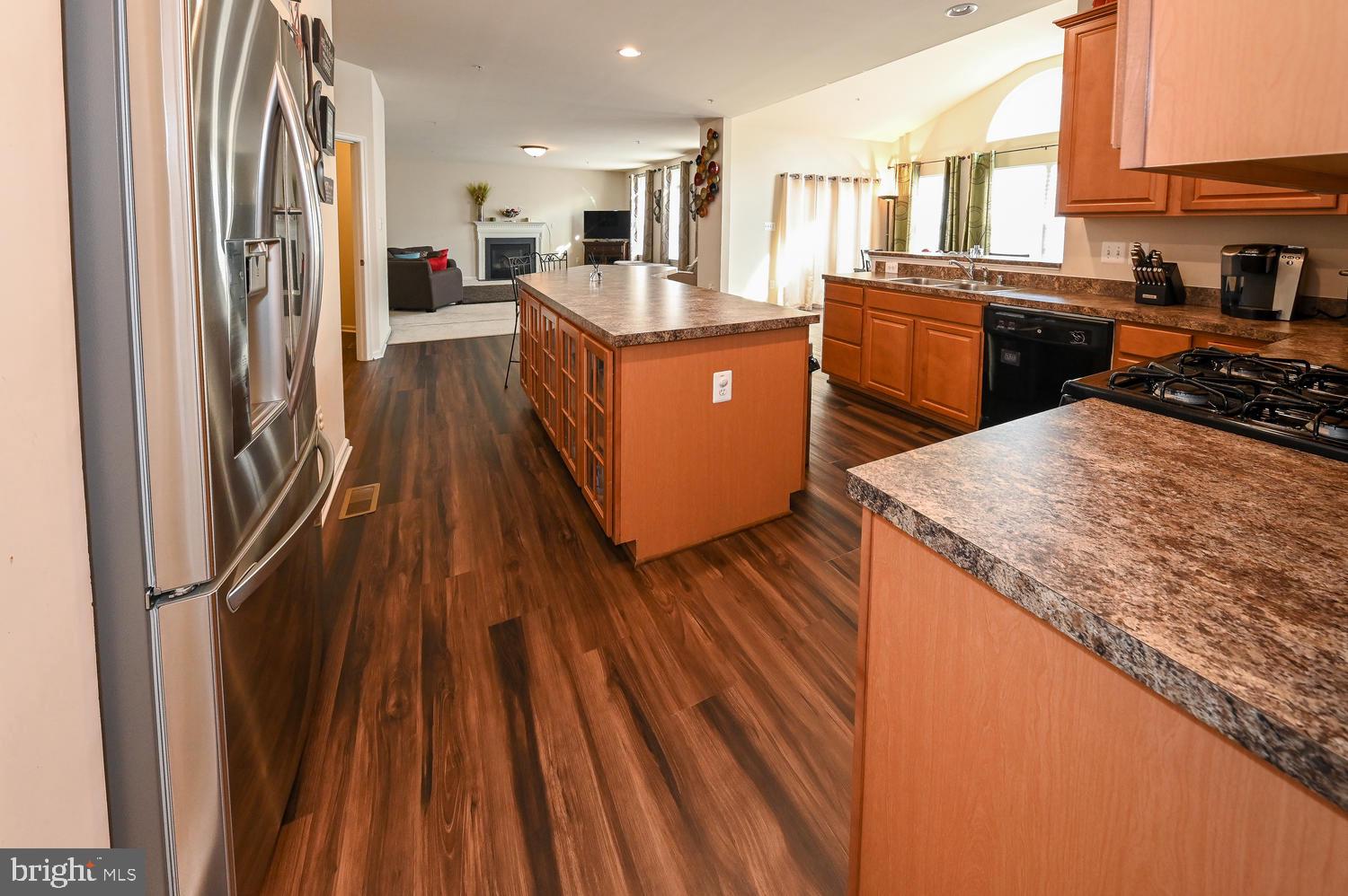4607 Mary Beth Boulevard Clinton, MD 20735 - Photo 7 of 41 Kitchen with view of family room
