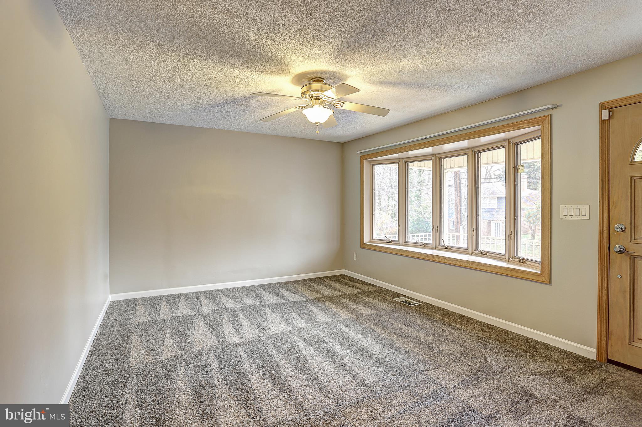 208 Inlet Drive Pasadena, MD 21122 - Photo 9 of 49 Living Room Alternate View