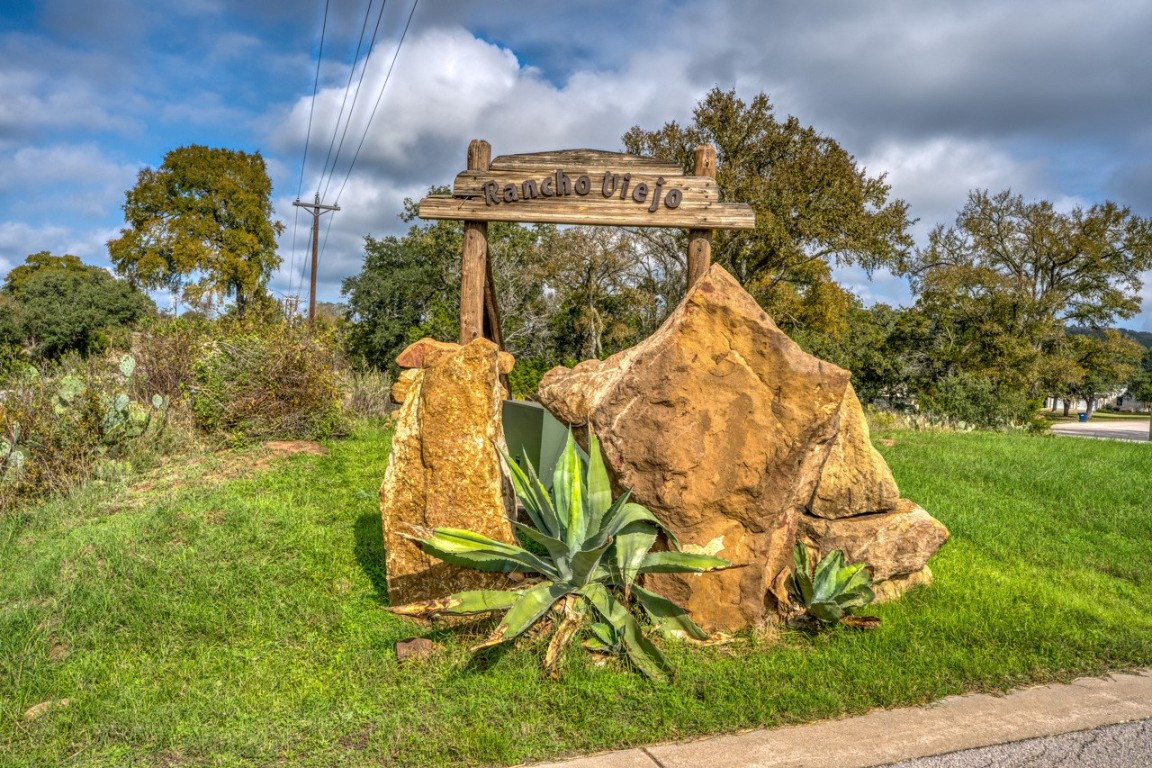 a view of a yard in front of the house