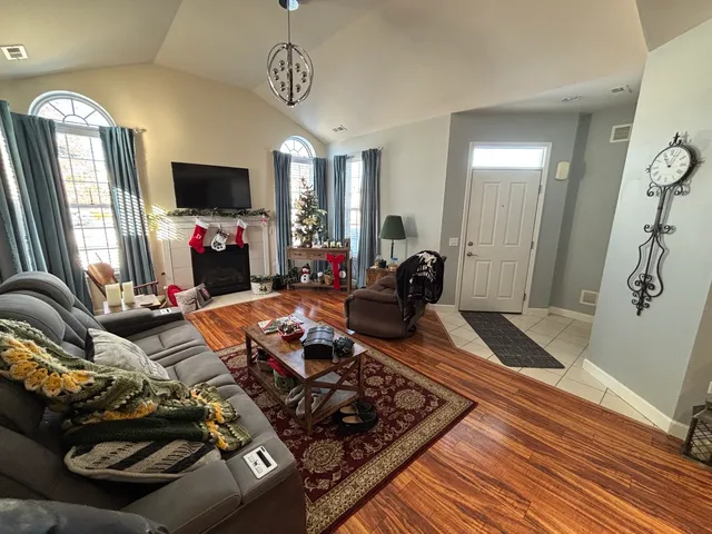 $325,000 | 640 Schumann Street, Woodstock, IL 60098