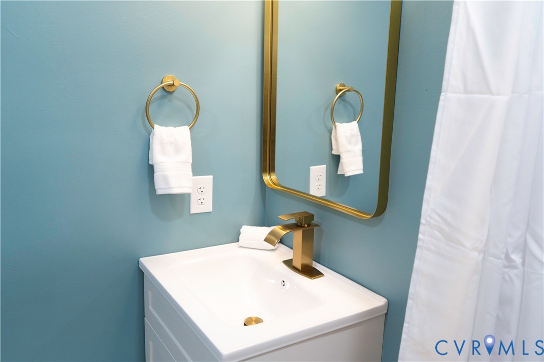 4060 Norborne Road Richmond, VA 23234 - Photo 16 of 24 Hallway full bathroom with curtained shower and va