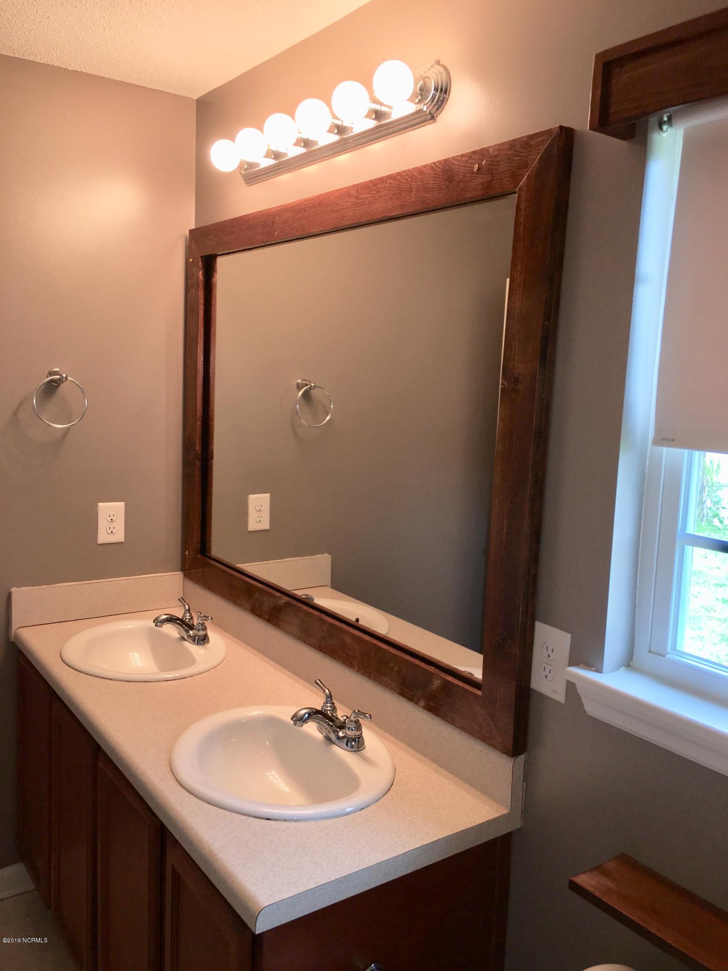 211 Hackney Ridge Lane Jacksonville, NC 28540 - Photo 15 of 16 Master Bathroom