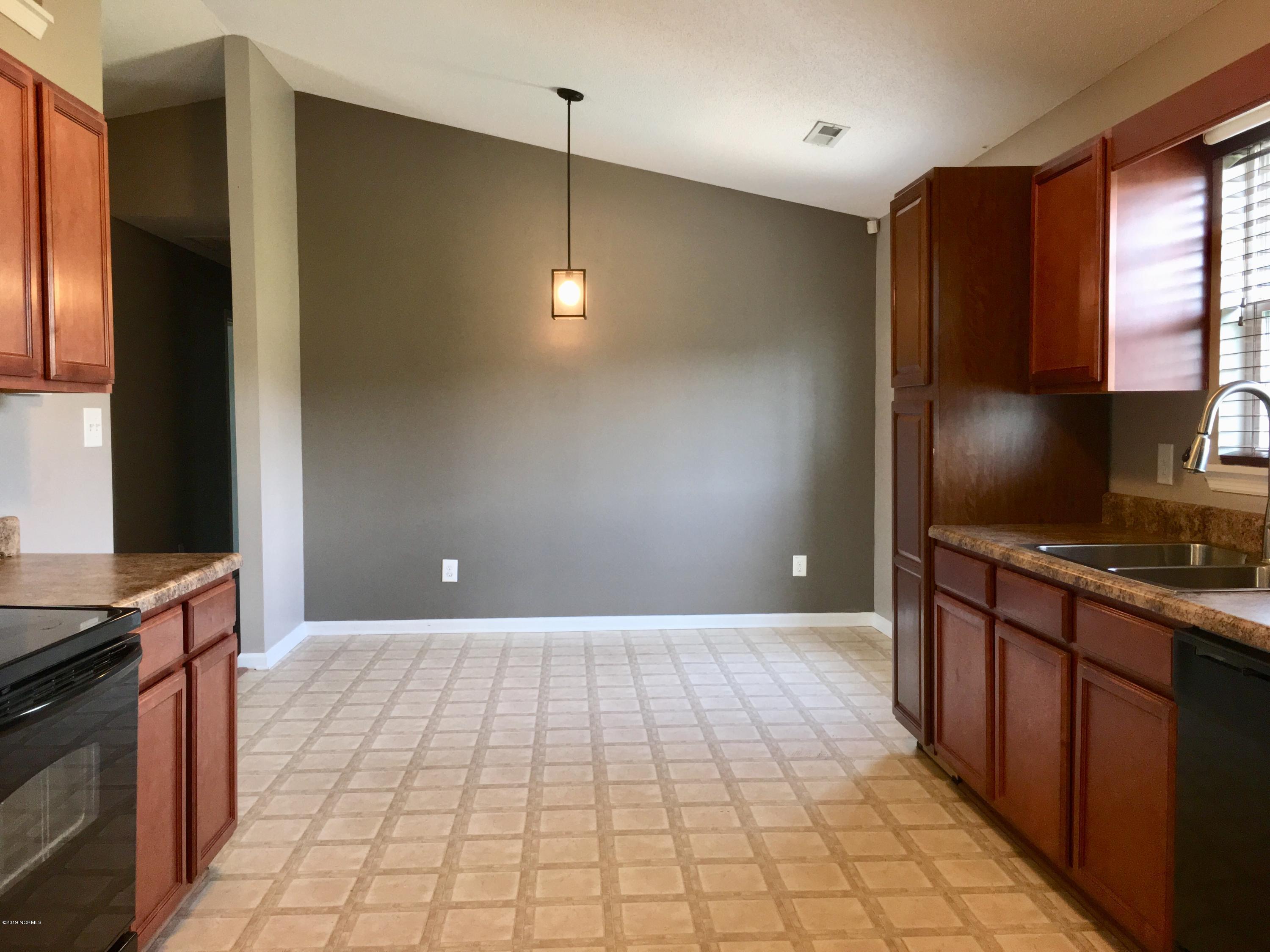 211 Hackney Ridge Lane Jacksonville, NC 28540 - Photo 4 of 16 Combo Kitchen