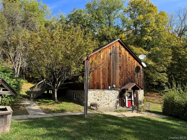 a view of back yard of the house