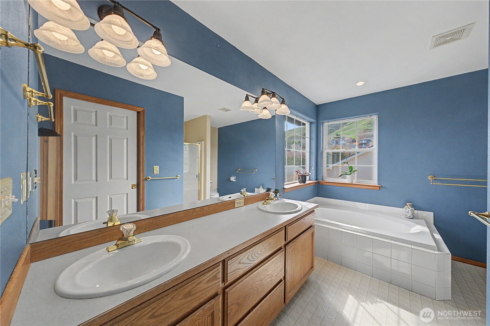 1929 Hideaway Place Wenatchee, WA 98801 - Photo 17 of 35 a bathroom with a sink and a mirror
