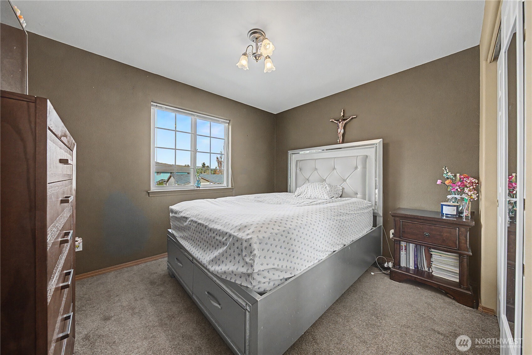 1929 Hideaway Place Wenatchee, WA 98801 - Photo 19 of 35 a spacious bedroom with a bed and a window