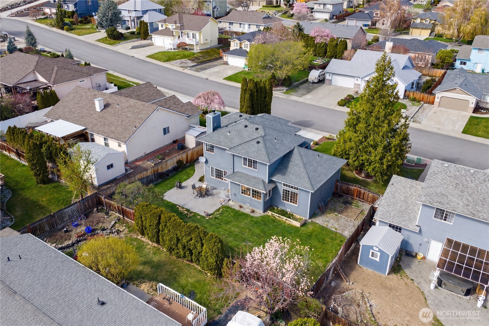 1929 Hideaway Place Wenatchee, WA 98801 - Photo 31 of 35 an aerial view of multiple houses with yard