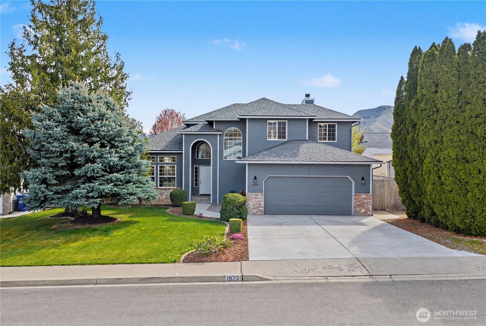 1929 Hideaway Place Wenatchee, WA 98801 - Photo 35 of 35 a front view of a house with a yard and garage
