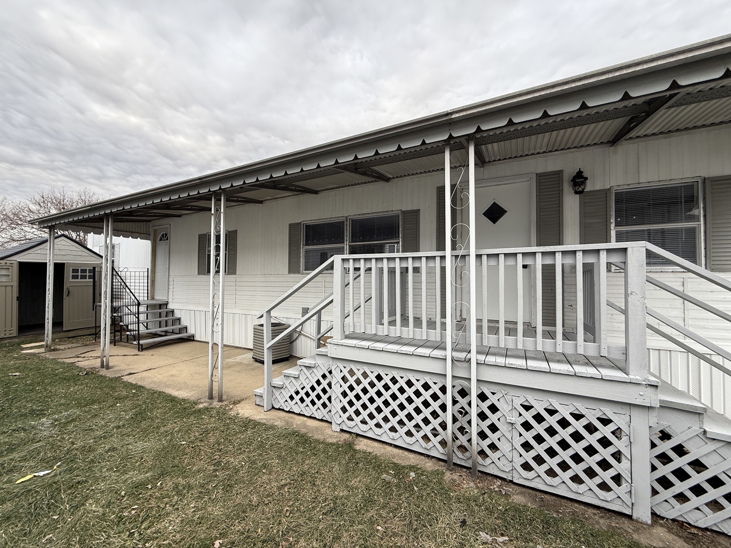 1712 South Dixie Highway, Unit 37 Crete, IL 60417 - Photo 4 of 16 front view of a house with a large window