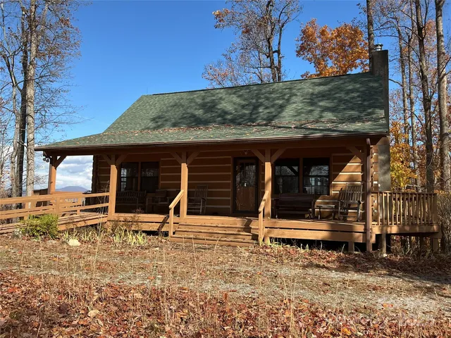 a view of a house with backyard