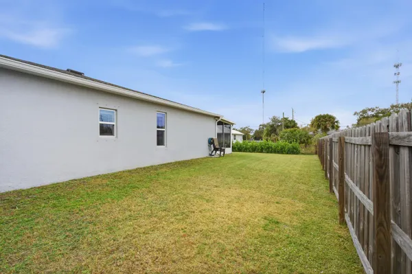 a house view with a backyard space