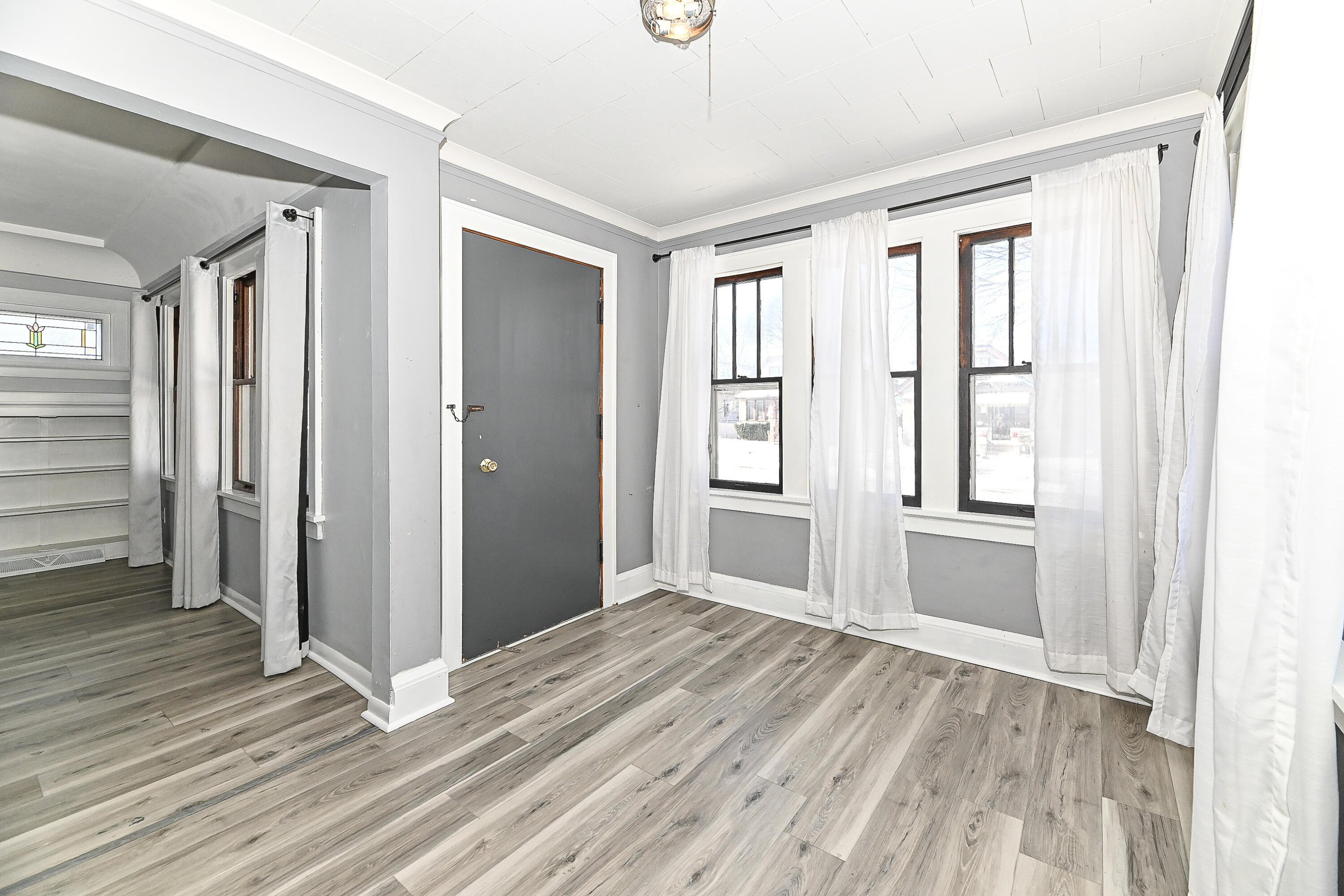 3128 South 9th Place, Unit 3128A Milwaukee, WI 53215 - Photo 2 of 47 Unit 1 Foyer