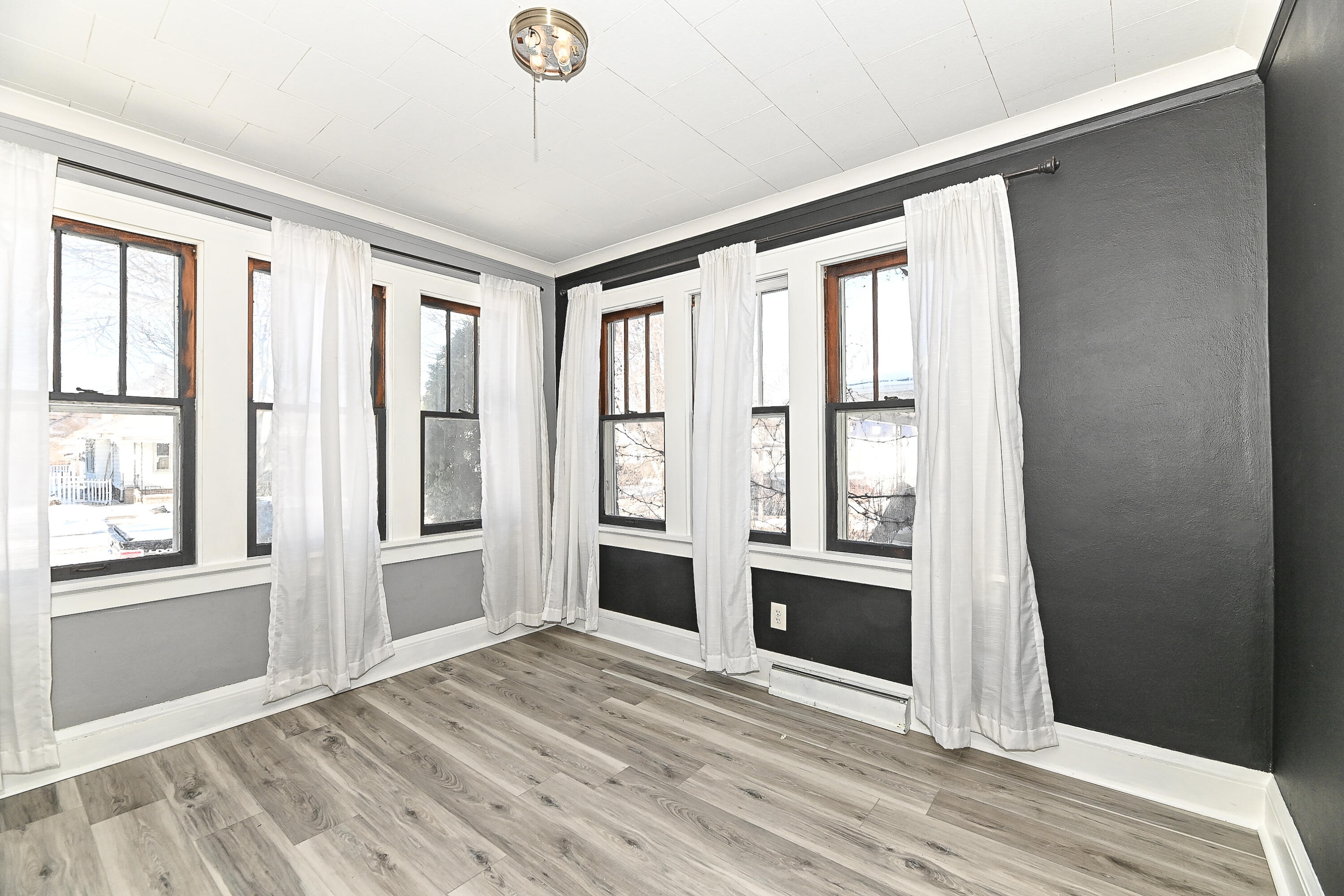 3128 South 9th Place, Unit 3128A Milwaukee, WI 53215 - Photo 3 of 47 Bright Foyer